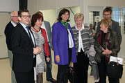 Geschäftsführer Thomas Guglhör, Landrätin Maria Rita Zinnecker, Landtagsabgeordnete Angelika Schorer, stellvertretende Bezirkstagspräsidentin Ursula Lax und Halblechs Bürgermeister Johann Gschwill bei der Betriebsbesichtigung der ept GmbH in Buching
