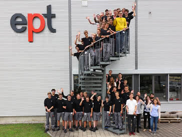 Azubis vor dem Hauptwerkt ept Peiting
